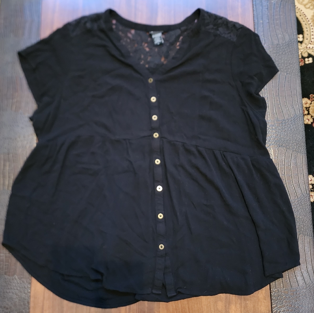 Torrid Black top size 4 like new